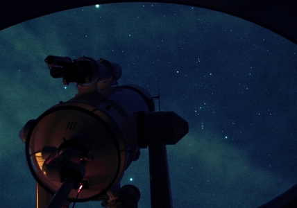 ドームの望遠鏡と冬の星空の画像