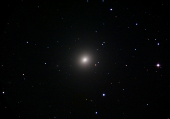 銀河　M84の画像です。