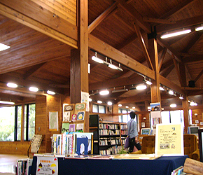 木造平屋建てで、木のぬくもりにあふれた浅科図書館内の写真