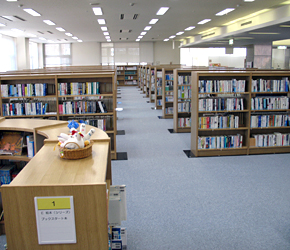 望月支所二階に移転された新望月図書館の写真